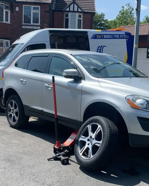 Volvo XC60 tyre replaced outside the customer home